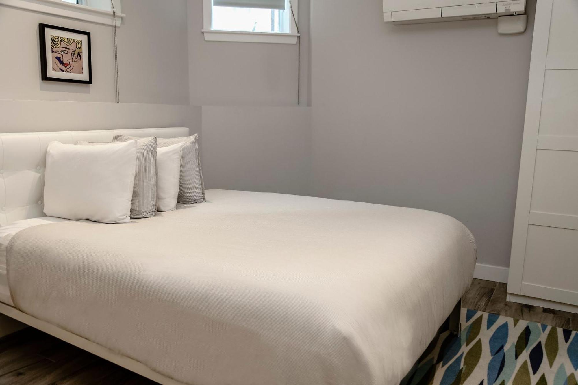 A Stylish Stay W/ A Queen Bed, Heated Floors.. #3 Brookline Esterno foto