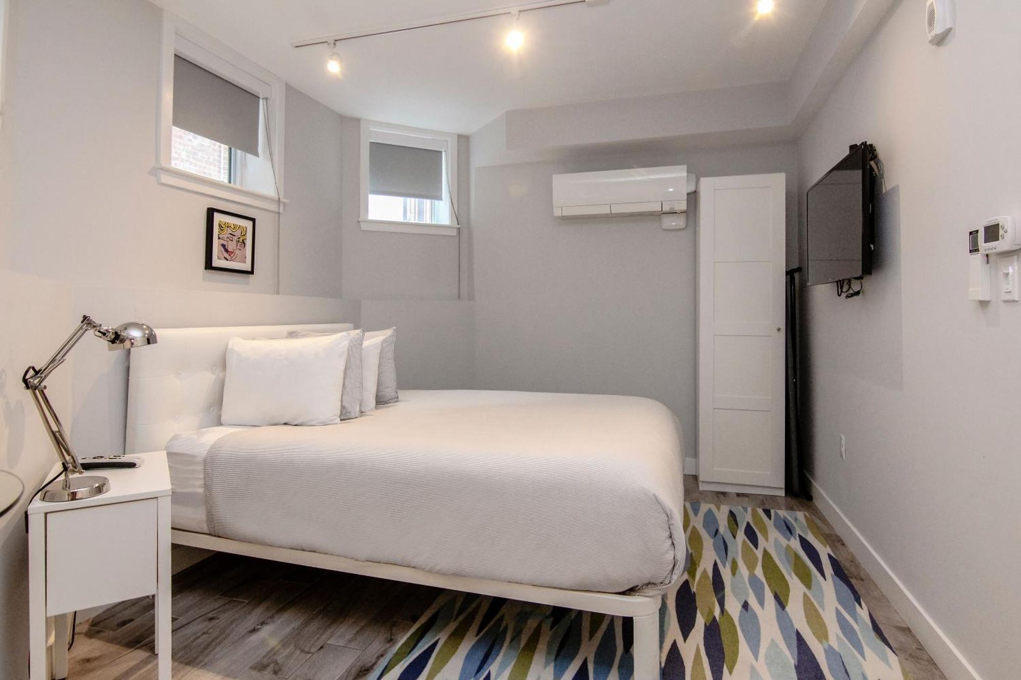 A Stylish Stay W/ A Queen Bed, Heated Floors.. #3 Brookline Esterno foto